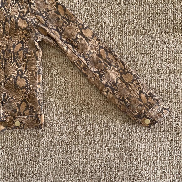 FRAME Le Vintage Coated Python Print Denim Jacket - Picture 7 of 8